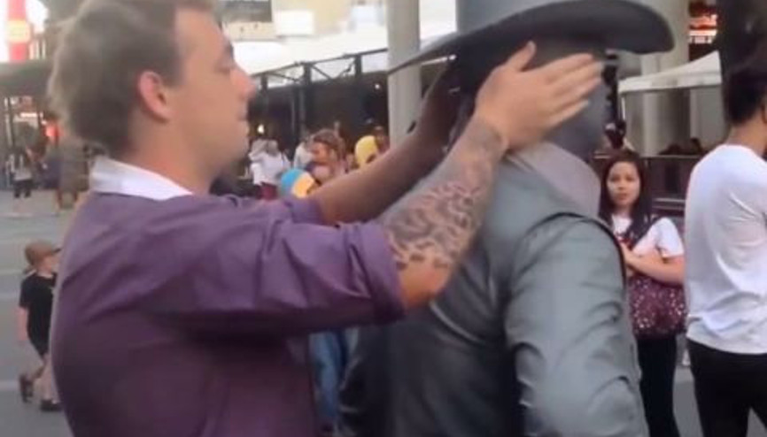 Sokak performansçısının sabrının taştığı anlar