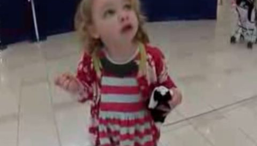 İlk Defa Ezan Sesi Duyan Küçük Kız