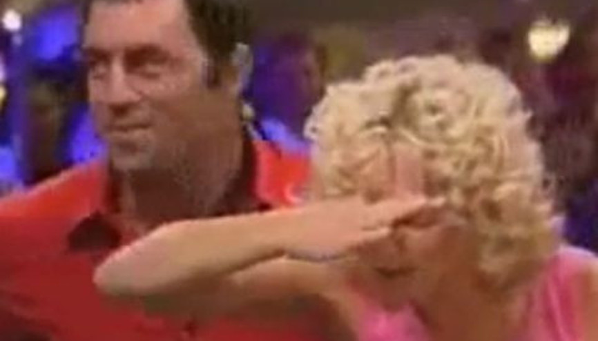 Zorlasa da böceği yemeyi başardı