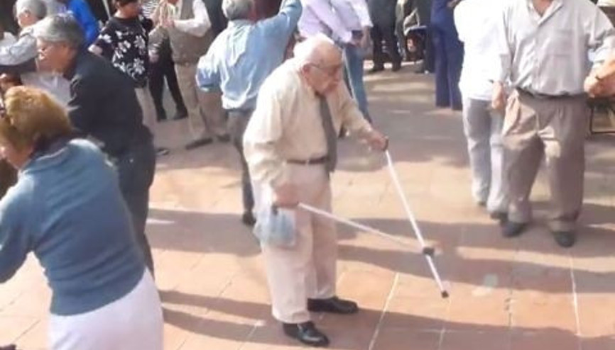Dans için koltuk değneklerini fırlattı