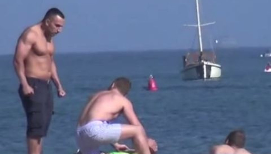 Seksi kıza krem süren gence kaslı erkek arkadaş şoku