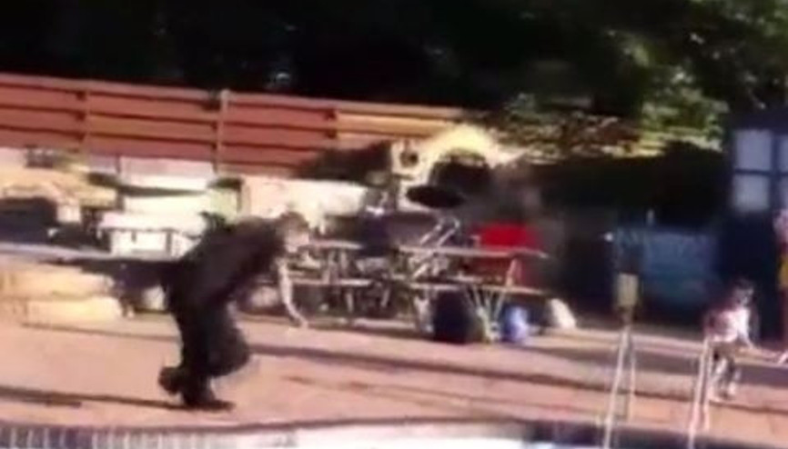 Topu yakalamaya çalışırken havuzu görmedi