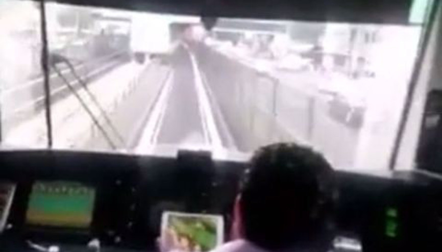 Yüzlerce insanın canı ona emanet ama o Farmville peşinde