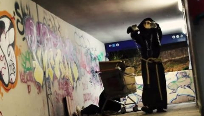 Katil kara büyücü şakası (Kalp krizi riski içerir)