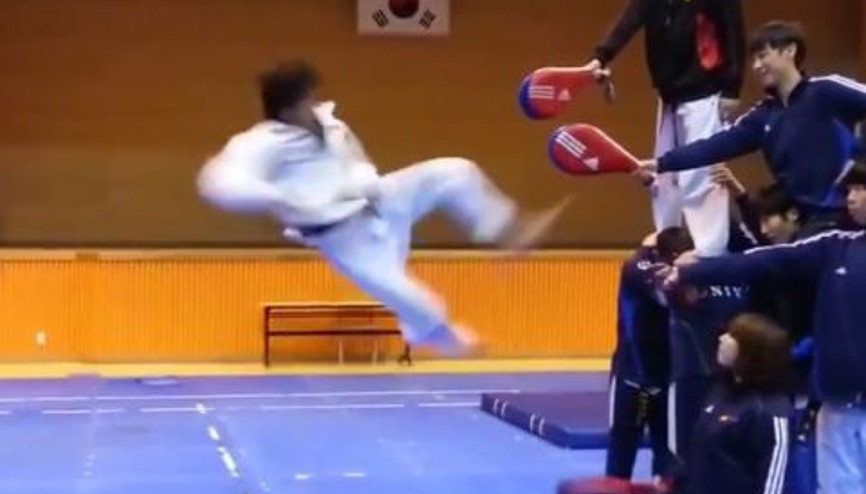 Tek seferde 4 tekme atan tekvando ustası