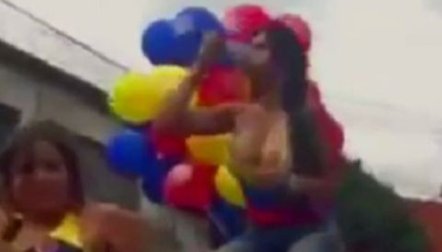 Kolombiya kazandı kadın taraftarlar soyundu Kolombiya kazandı kadın taraftarlar soyundu