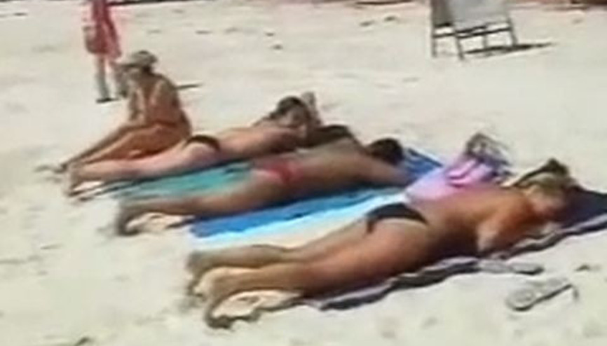 Acundan üstsüz kızlara komik şaka