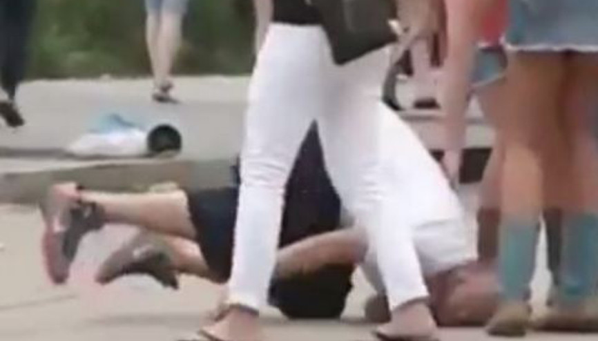 Aşırı sarhoş adama Amerikan Güreşi montajı