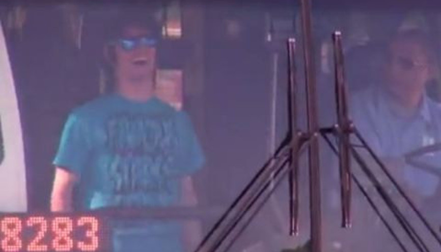 Kötü adam gülüşünü abartmak