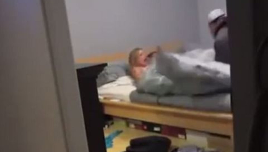 Karısını yatakta basan adamın cinnet anı kamerada