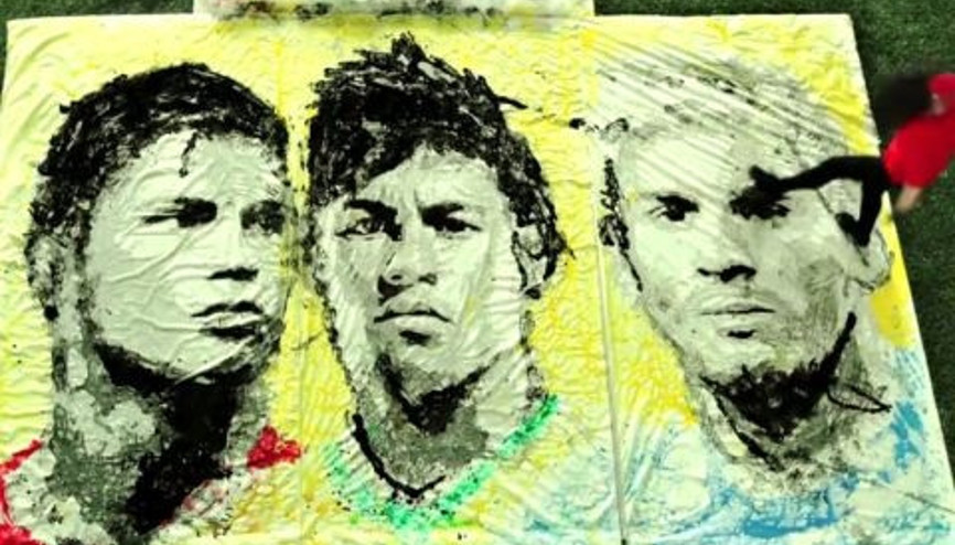 Futbol topuyla yıldız futbolcuların resmini yaptı