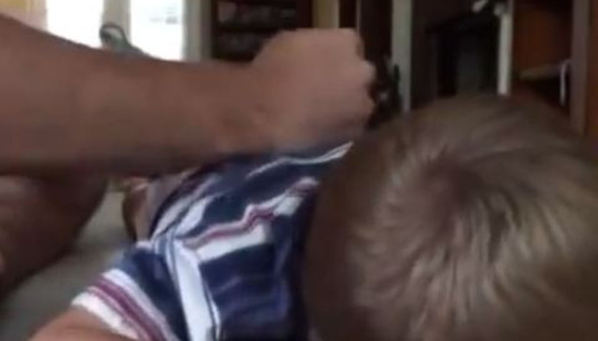 Oğlunu enstrüman olarak kullanan baba