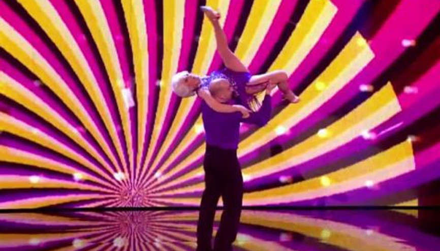 80 yaşındaki kadın ve genç partnerinden inanılmaz dans