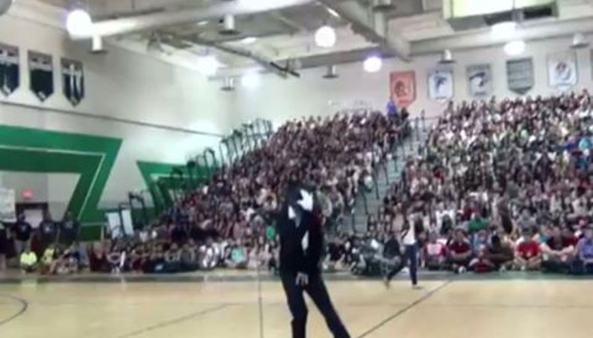 Moonwalk hiç bu kadar iyi yapılmamıştı