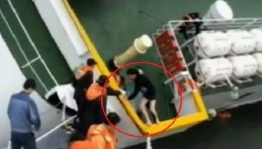 Pantalonunu bile giymeden gemiyi terk etti Pantalonunu bile giymeden gemiyi terk etti