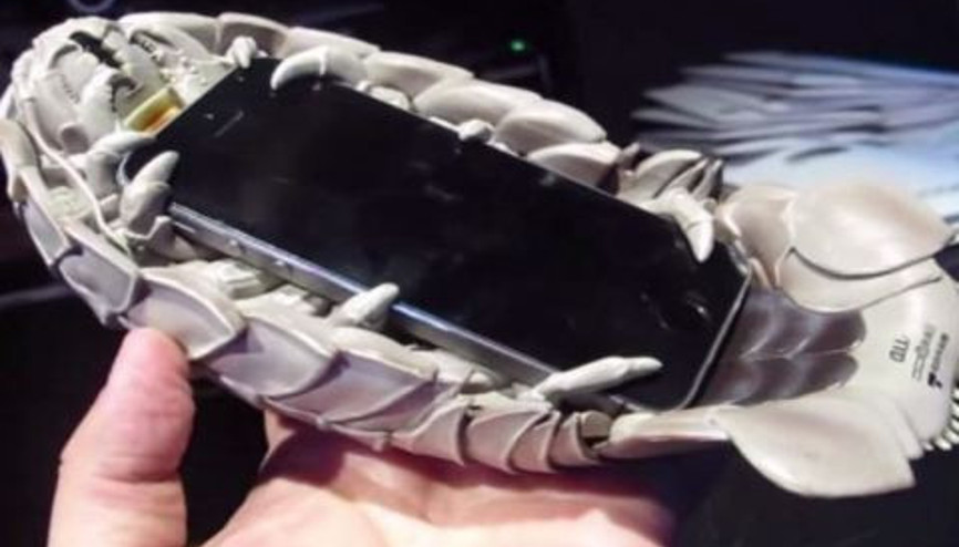 Bu iPhone kılıfı herkesi korkutur