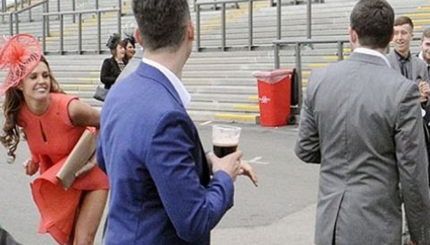 Kocasının yanında bunu da yaptı