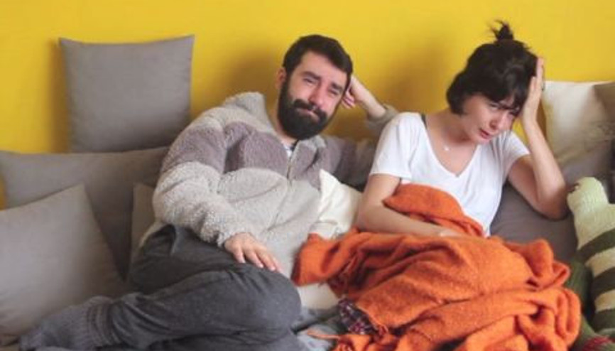 Regl Dönemindeki Sevgiliyle Film İzleyebilmenin 3 Yolu