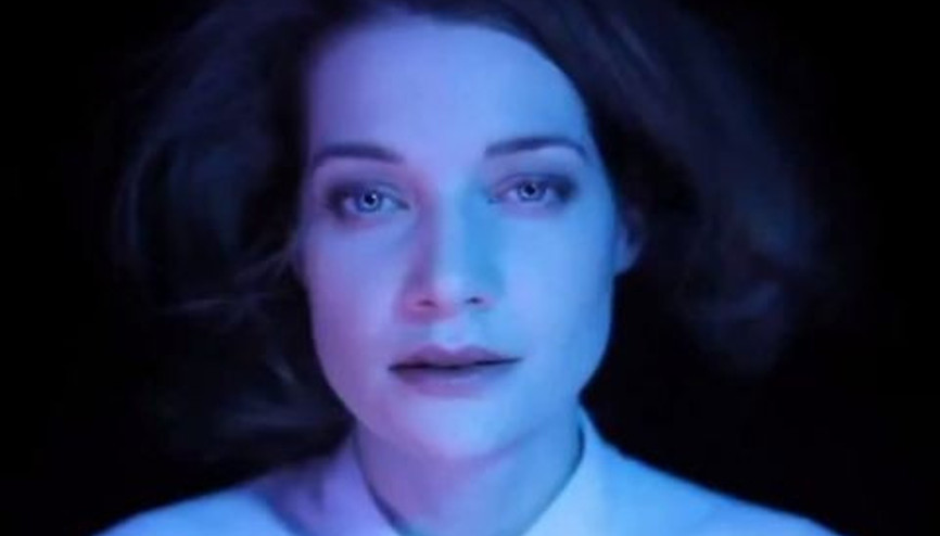 Işıkla Birlikte Değişen Kadın İzleyenleri Şaşırtıyor