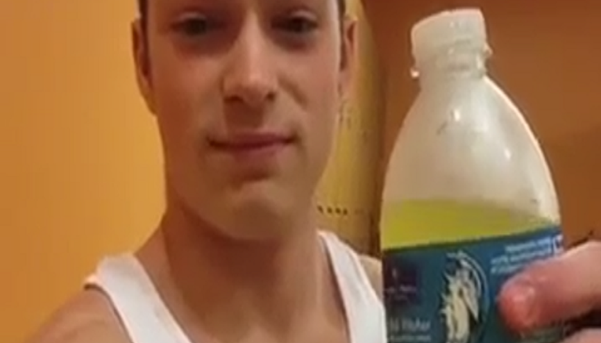 Duş Alan Arkadaşına Acımasız Şaka