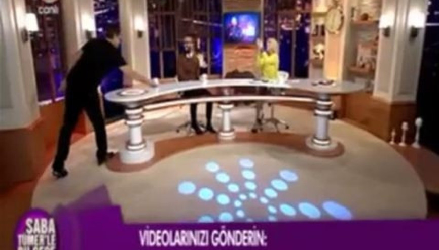 Acundan Arda Turana Canlı Yayında Çay Servisi
