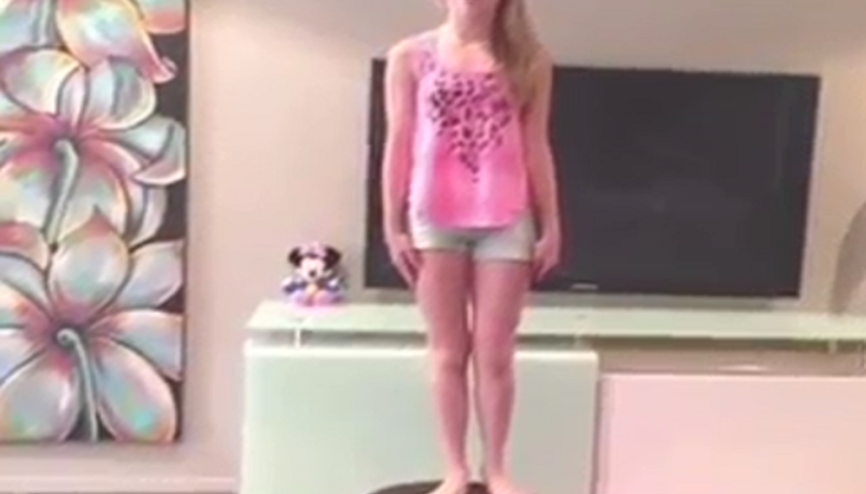 Amigo Hareketi Yaparken Yere Düşen Kız