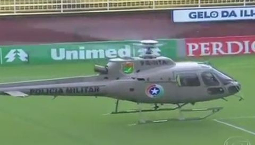 Futbol Sahasına Helikopter İndi