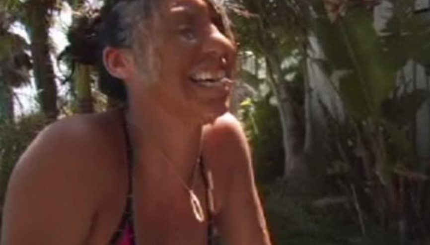 Seksi Kızlar Dışkı İçinde Pırlanta Arıyor