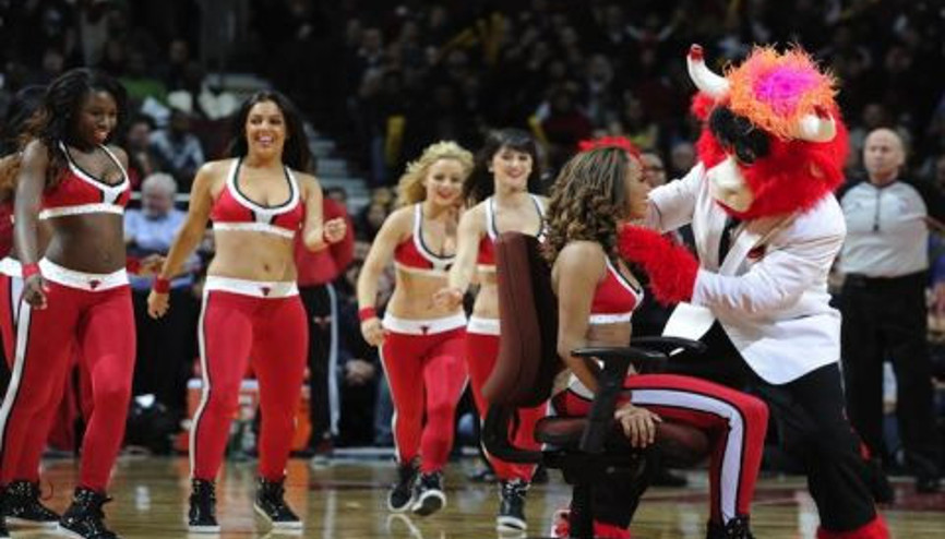 NBA Maçında Pon Pon Kıza Sürpriz Evlenme Teklifi