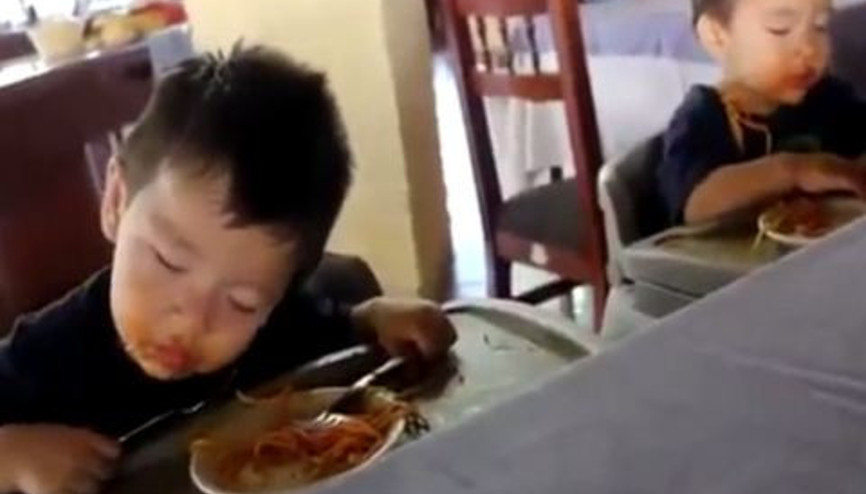 Yemek Yerken Uyuyan Bebek