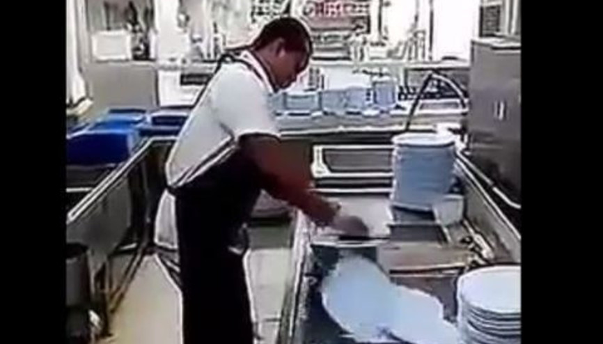 Bulaşık Makinası Gibi Adam
