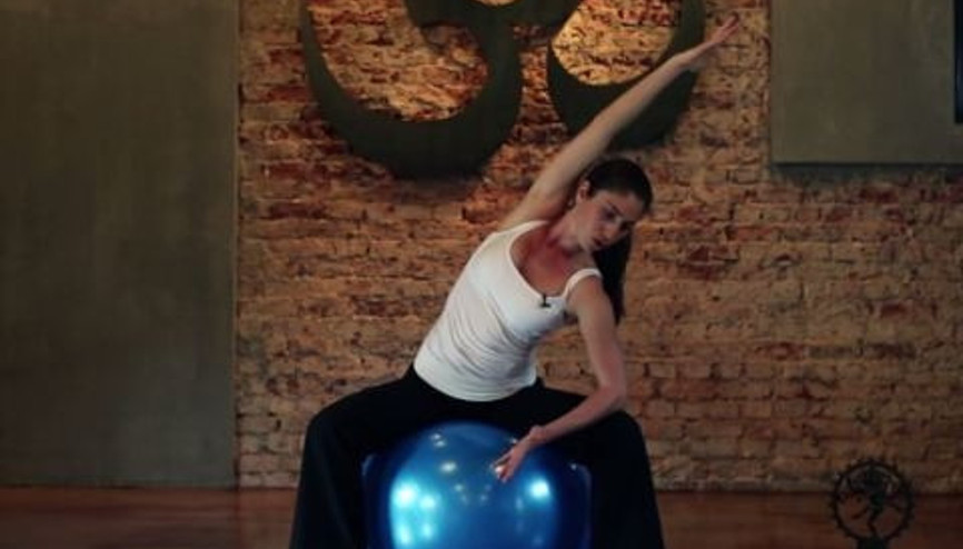 Hamile Yogasında Topla Hareketler Bölüm 3: Top Üzerinde Isınma 2