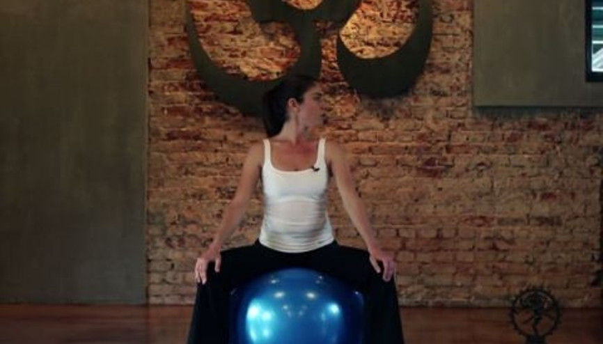Hamile Yogasında Topla Hareketler Bölüm 2: Top Üzerinde Isınma