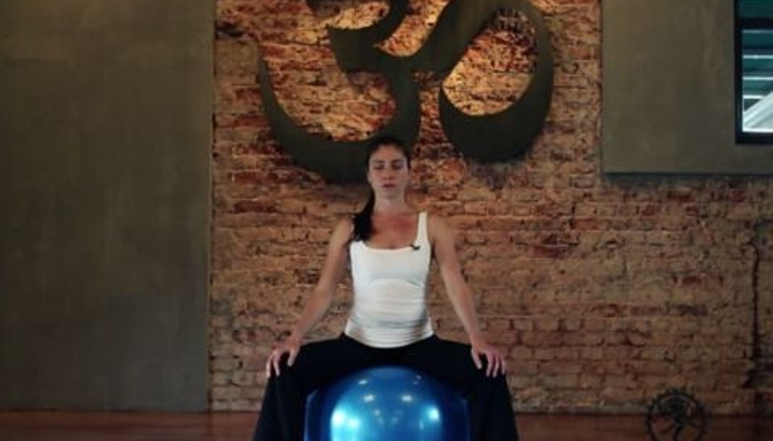 Hamile Yogasında Topla Hareketler Bölüm 1: Meditasyon