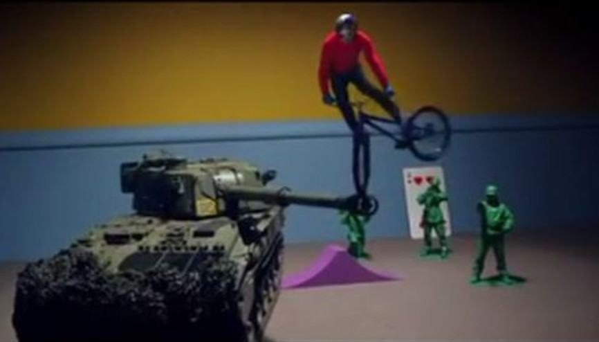 Dev Oyuncaklar Arasında Bisiklete Binmek