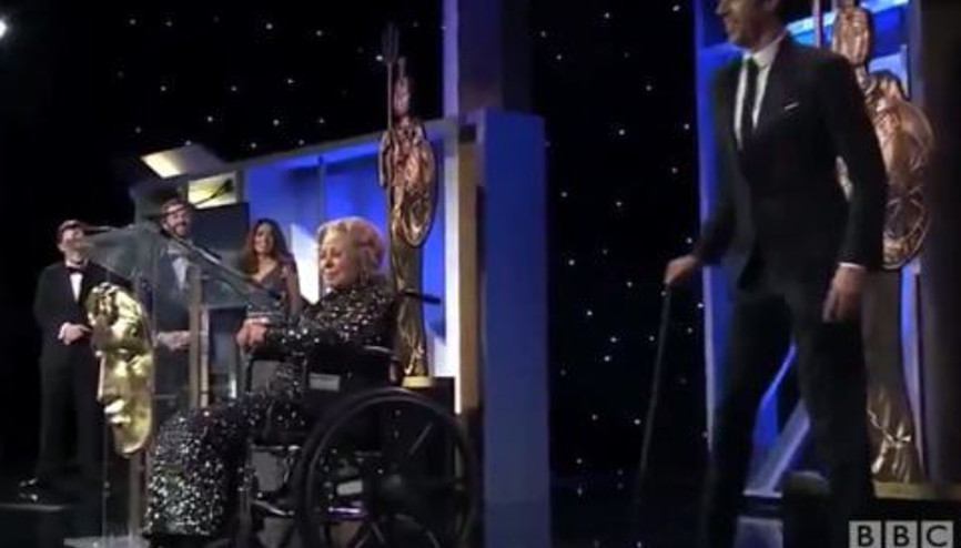 Ödül Töreninde İnanılmaz Kaza