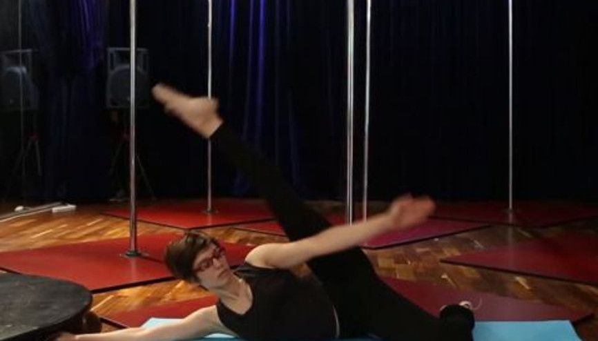 Başlangıç Seviyesi Direk Dansı Bölüm 4 - Yerde Isınma Hareketleri