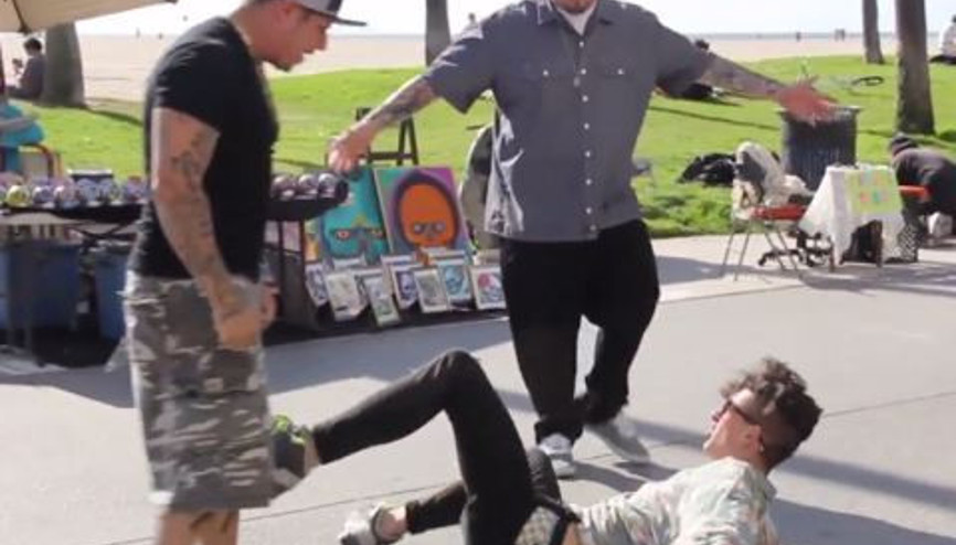 Ağır Abilere Sarılma Şakası