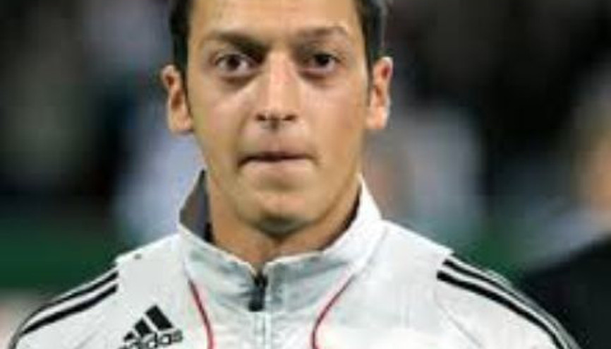 Mesut Özil Arsenali sırtlıyor