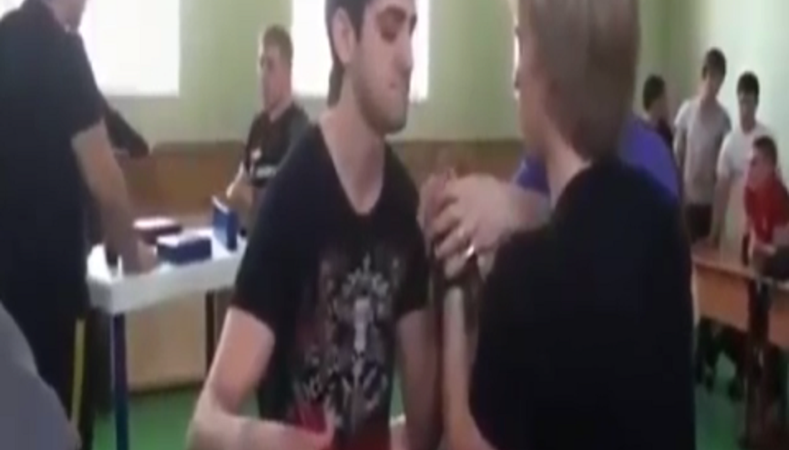 Bilek Güreşinde Bileğini Kırdı