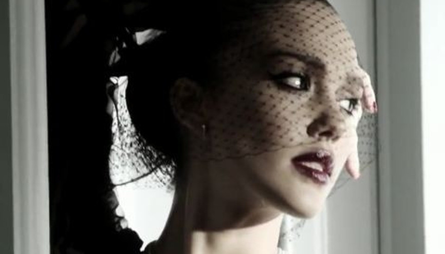 Ünlü Aktris Jessica Alba Büyülüyor