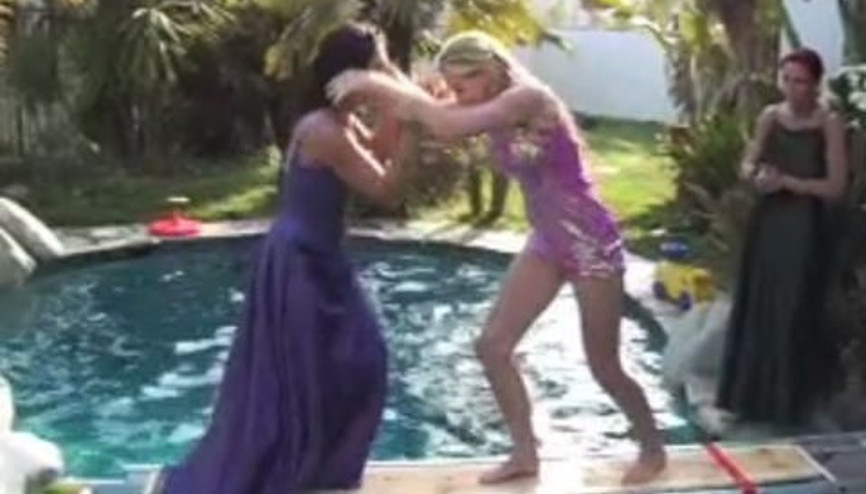 Seksi Kızların Tek Derdi Balo Kraliçesi Olmak