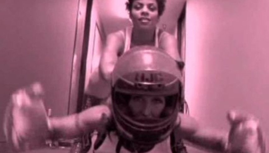 Seksi Kızlardan Koridor Bowlingi