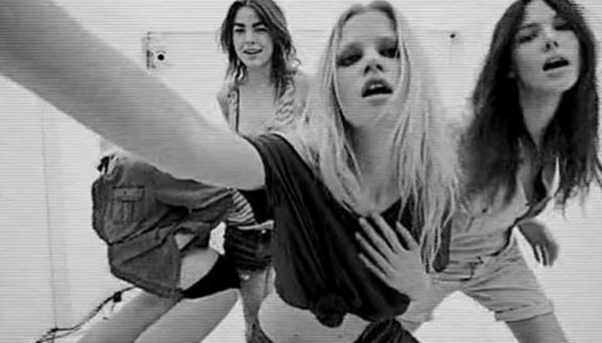 Calvin Kleinden Çarpıcı Jeanler