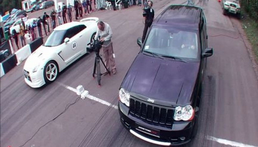 Nissan GT-R Jeep Grand Cherokee SRT-8ye Karşı