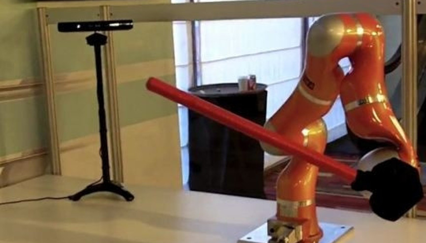 Robot Jedidan Işın Kılıcı Gösterisi