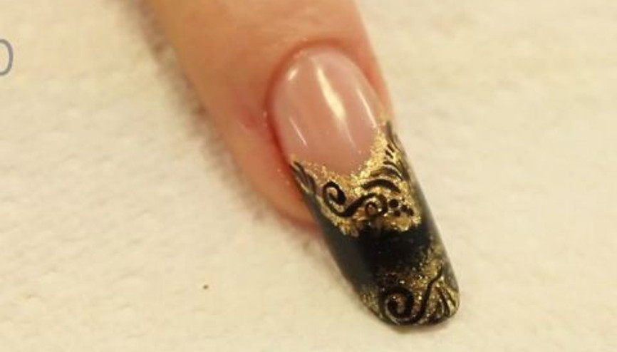 Siyah ve Altın Rengin Uyumu Tırnaklarınızda