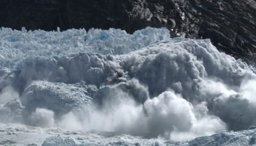 Devasa Buz Dağı Doğdu