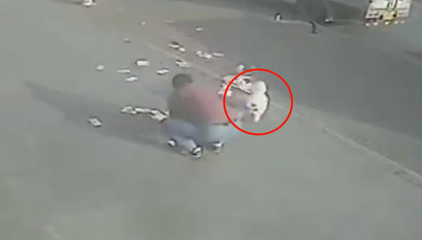 Kucağında taşıdığı köpeği yüzünden parasını kaybetti