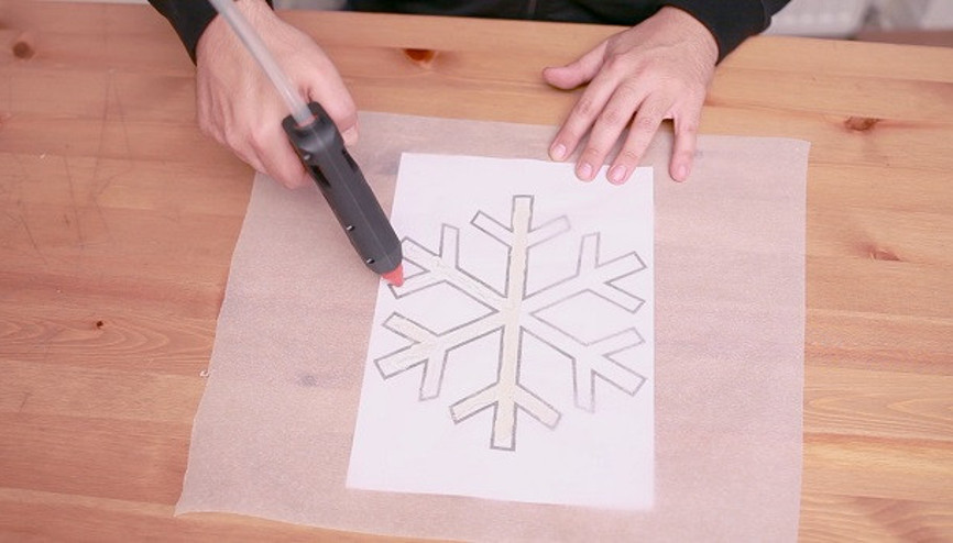 Yılbaşında pencerenizi kar tanecikleriyle süsleyin | Yaparım Bilirsin